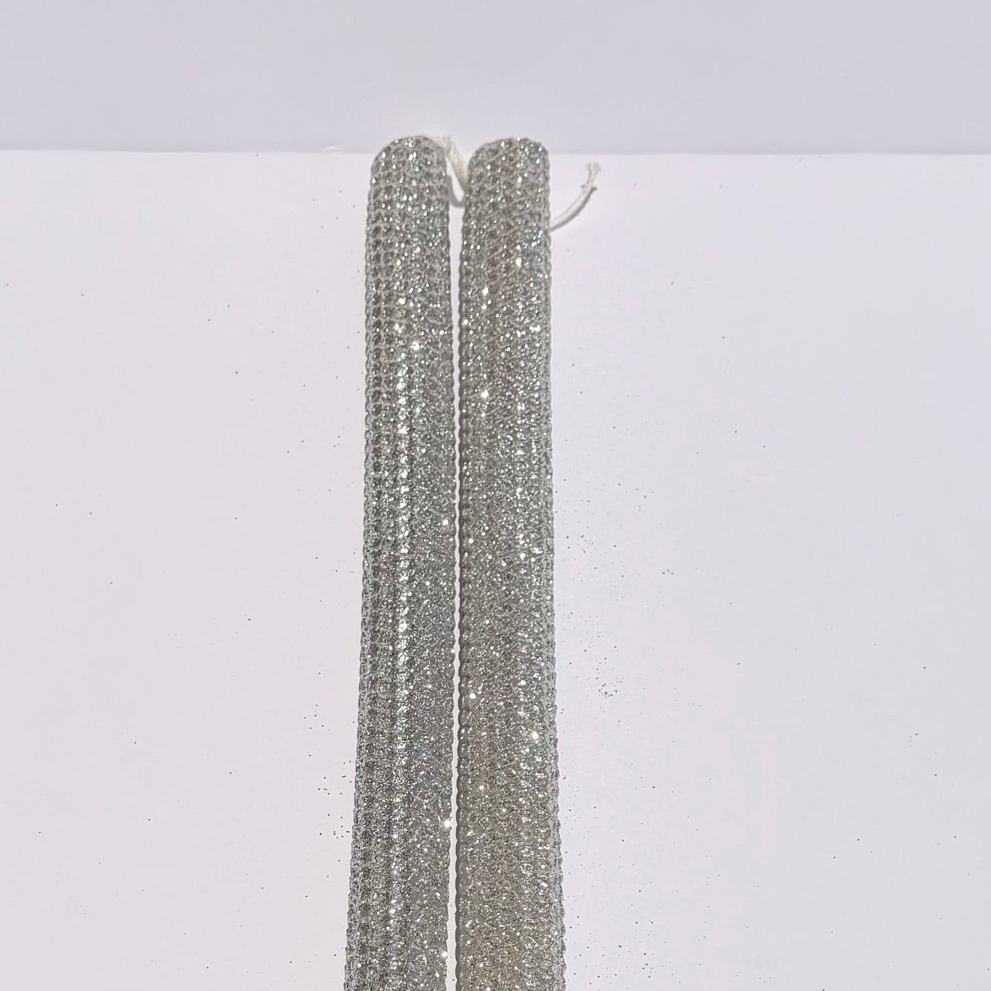 Our bright silver metallic glitter radiates a bold, mirror-like silver, fully enveloped in a dazzling metallic finish-infusing your space with a bright, modern glamour that captures every glimmer of light.