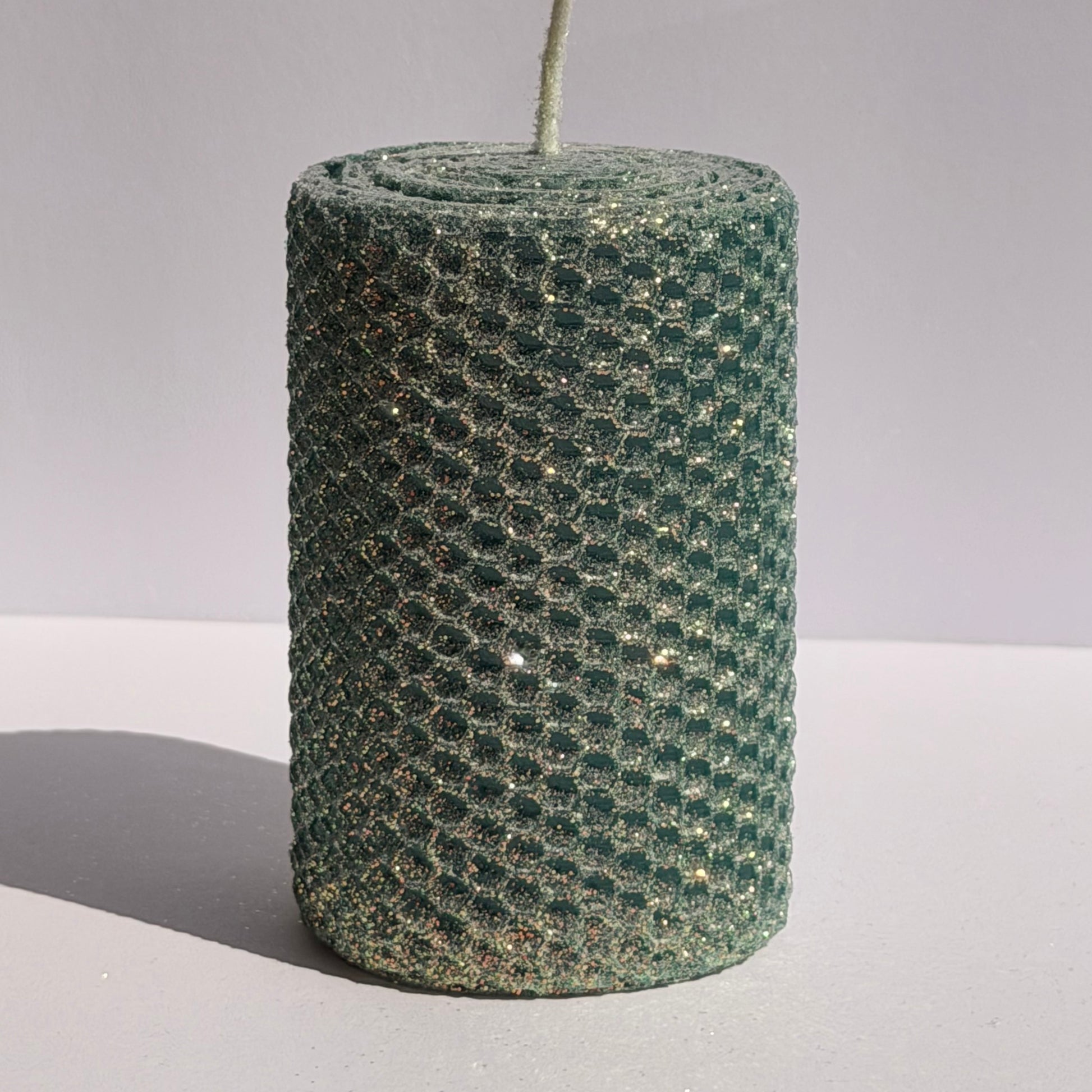 Our forest green classic glitter shimmers with a deep, earthy green, wrapped in an opalescent glitter and a golden undertone-evoking the serene, enchanting glow of a forest at dusk.