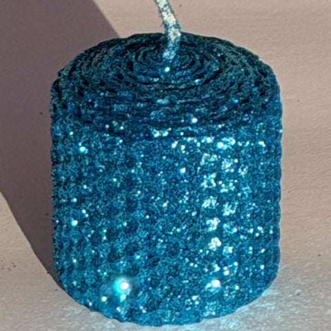 Our turquoise iridescent metallic glitter shimmers with a radiant turquoise, wrapped in an iridescent metallic finish-infusing your space with a bright, tropical sparkle that feels light and dreamlike.