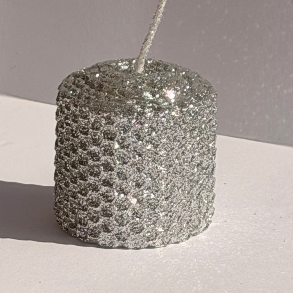 Our bright silver metallic glitter radiates a bold, mirror-like silver, fully enveloped in a dazzling metallic finish-infusing your space with a bright, modern glamour that captures every glimmer of light.