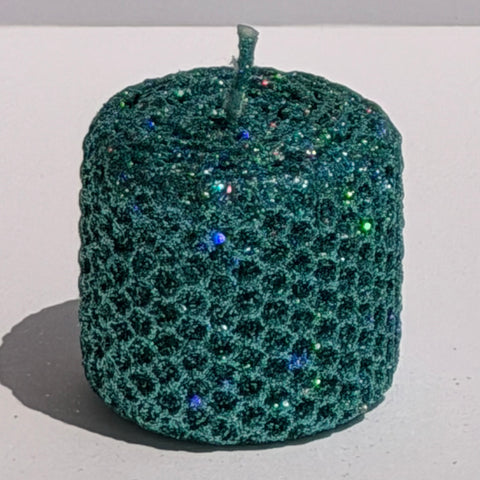 Our seafoam iridescent metallic glitter envelops a soft, oceanic green in a shimmering iridescent metallic finish-infusing your space with a tranquil, sparkling glow like ocean waves.