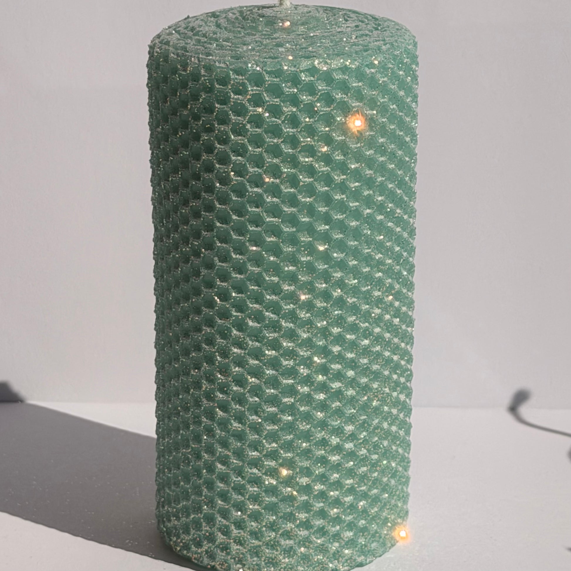 Our aqua classic glitter shimmers with a pale, tropical blue-green, wrapped in an opalescent glitter with a golden undertone-bringing a bright, revitalizing sparkle like a serene ocean wave.