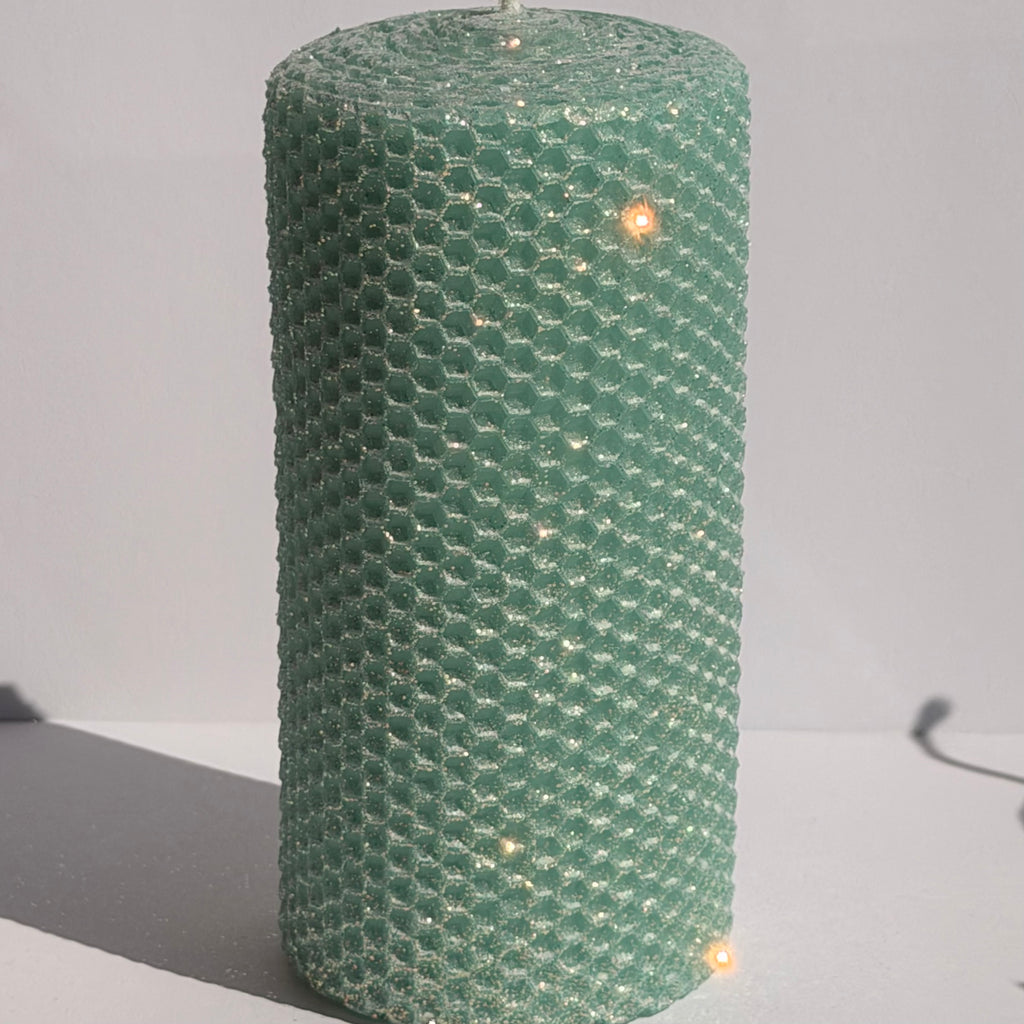 Our aqua classic glitter shimmers with a pale, tropical blue-green, wrapped in an opalescent glitter with a golden undertone-bringing a bright, revitalizing sparkle like a serene ocean wave.