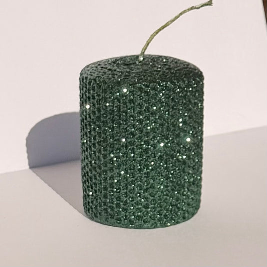 Our hunter metallic glitter envelops a deep, forest green in a rich metallic glitter-infusing your space with a bold, classic sparkle that feels sophisticated, jewel like and enduring.