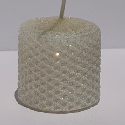 Our ivory classic glitter offers a timeless, pale ivory glow, wrapped in opalescent glitter with a golden undertone-infusing your space with a refined, understated sparkle that is pure elegance.