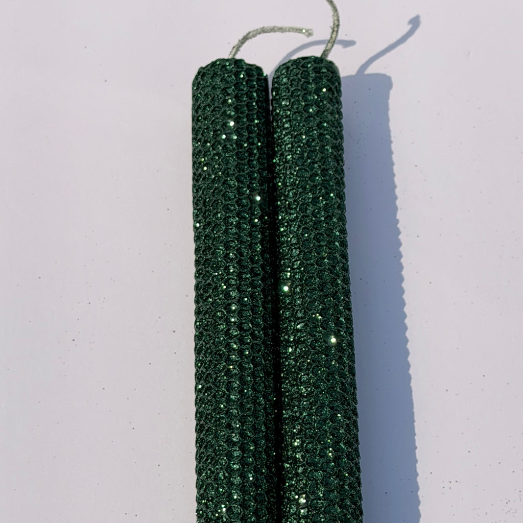 Our hunter metallic glitter envelops a deep, forest green in a rich metallic glitter-infusing your space with a bold, classic sparkle that feels sophisticated, jewel like and enduring.