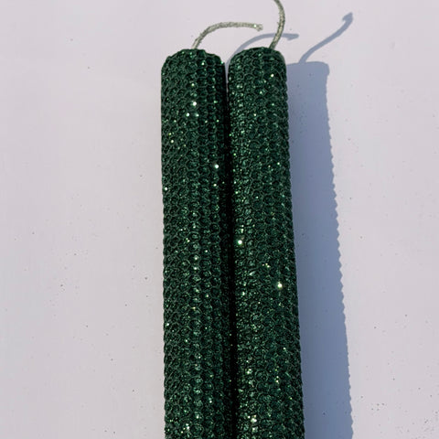 Our hunter metallic glitter envelops a deep, forest green in a rich metallic glitter-infusing your space with a bold, classic sparkle that feels sophisticated, jewel like and enduring.