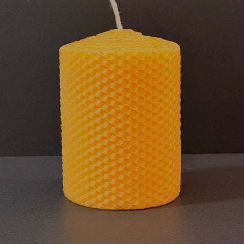 Our golden natural beeswax candle radiates a warm, sun-kissed glow, capturing the essence of pure, golden honey. Its rich luminous color brings a radiant elegance to any room and a sense of natural luxury.