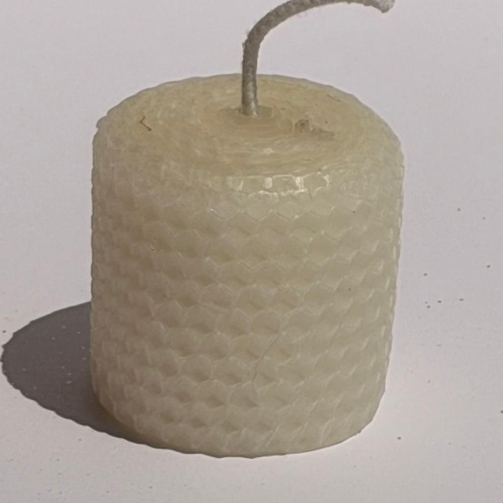 Our ivory candle exudes timeless elegance, with a creamy, pale glow that evokes purity and serenity-perfect for a refined, minimalist atmosphere.