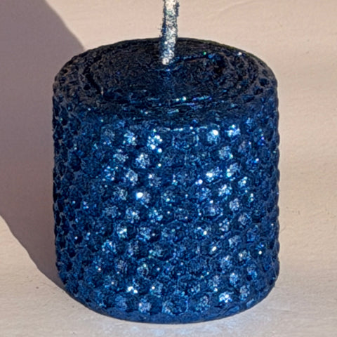 Our ultramarine metallic glitter glows with a deep, vivid blue, fully enrobed in dazzling metallic glitter-bringing a bold, oceanic energy with a brilliant, sparkling depth.