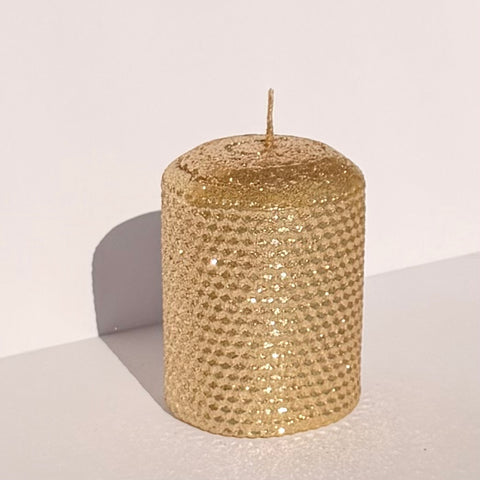 Our gold metallic glitter radiates a luminous, classic gold, fully enveloped in a brilliant metallic sparkle-infusing your space with a timeless, radiant glow that feels both elegant and opulent.