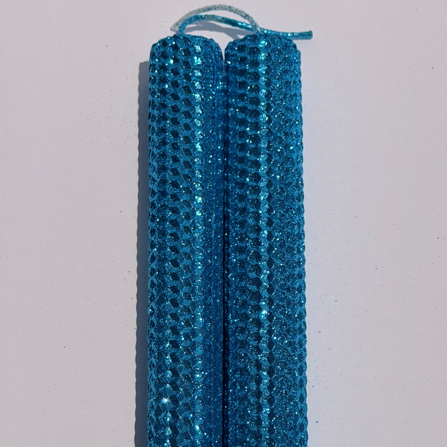Our turquoise iridescent metallic glitter shimmers with a radiant turquoise, wrapped in an iridescent metallic finish-infusing your space with a bright, tropical sparkle that feels light and dreamlike.