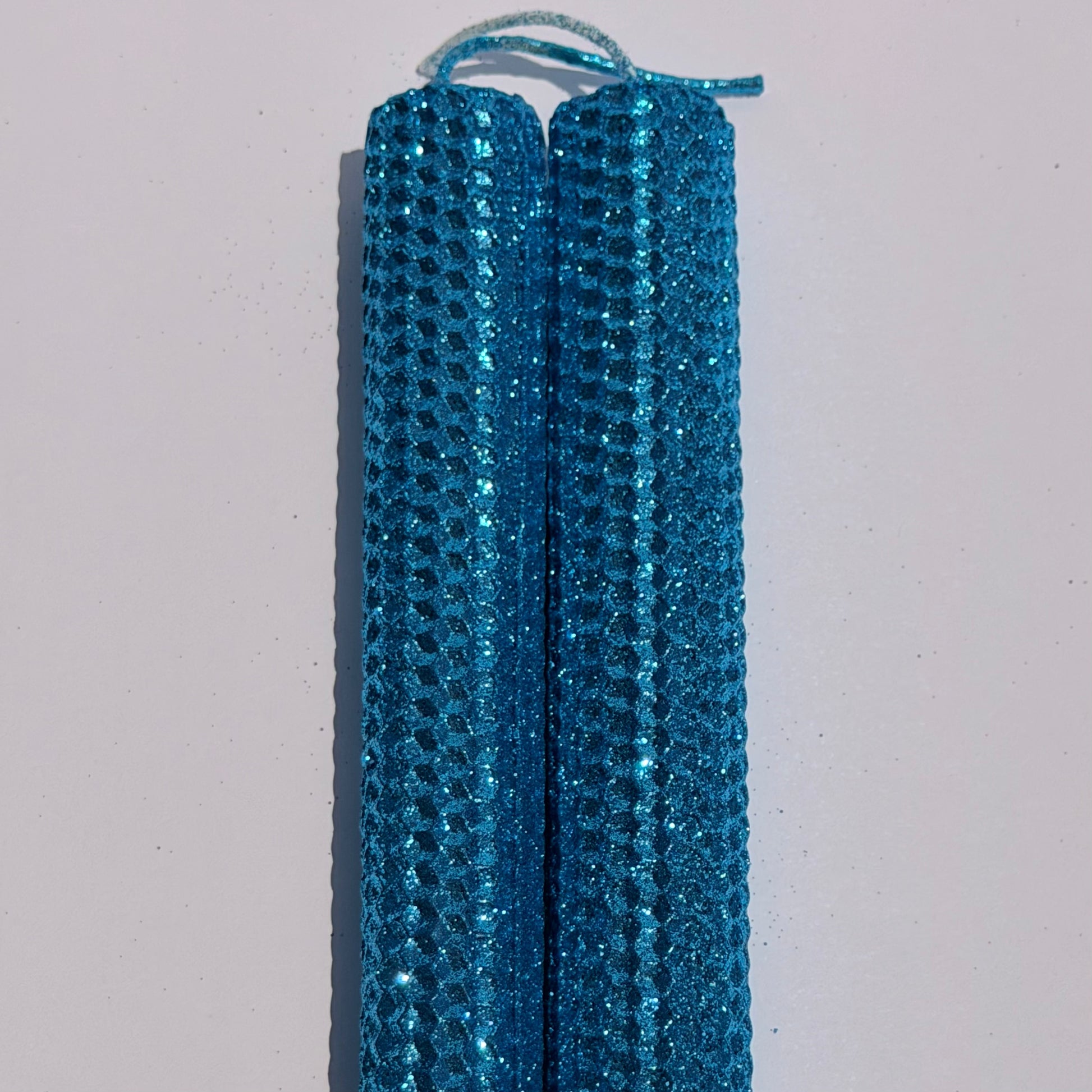 Our turquoise iridescent metallic glitter shimmers with a radiant turquoise, wrapped in an iridescent metallic finish-infusing your space with a bright, tropical sparkle that feels light and dreamlike.