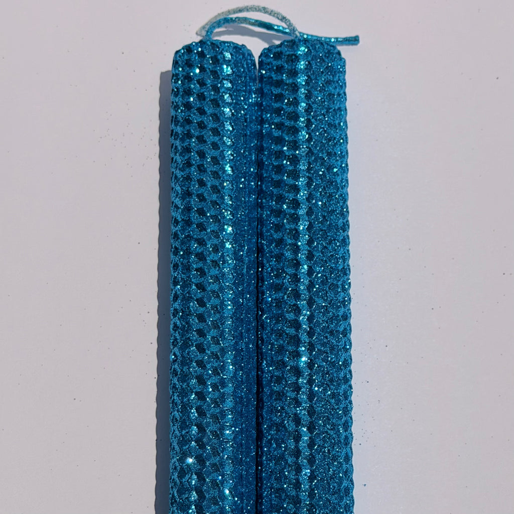 Our turquoise iridescent metallic glitter shimmers with a radiant turquoise, wrapped in an iridescent metallic finish-infusing your space with a bright, tropical sparkle that feels light and dreamlike.