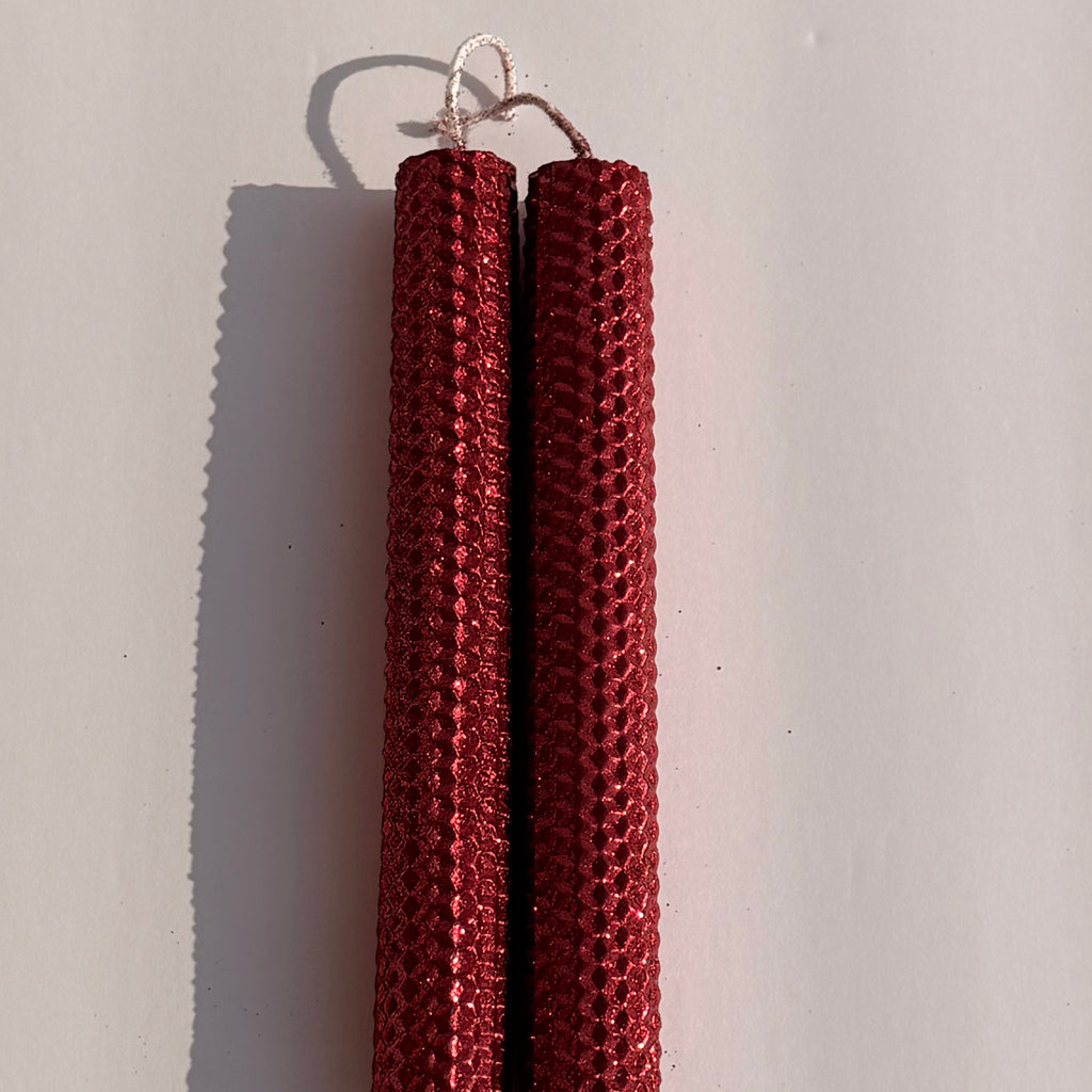 Our garnet metallic glitter envelops a deep, dark red, fully covered in a luxurious metallic finish-infusing your space with a rich, sophisticated sparkle that feels timeless and deeply elegant.