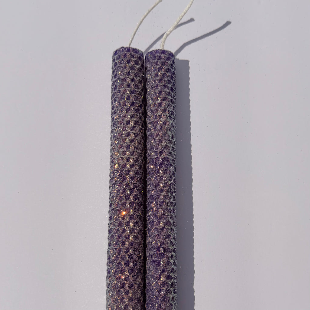 Our purple classic glitter is wrapped in a luminous opalescent glitter with a golden undertone-its rich, regal purple radiates a quiet luxury, enhanced by a sparkling, ethereal glow-perfect for a calming, elegant ambiance.