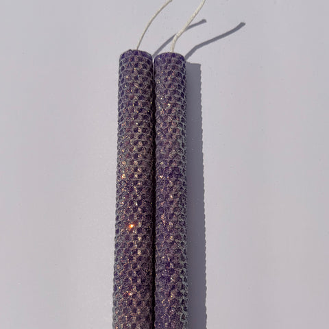 Our purple classic glitter is wrapped in a luminous opalescent glitter with a golden undertone-its rich, regal purple radiates a quiet luxury, enhanced by a sparkling, ethereal glow-perfect for a calming, elegant ambiance.