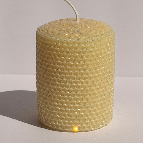 Our butter classic glitter radiates a soft, creamy yellow, wrapped in opalescent glitter with a golden undertone-bringing a warm, delicate glow that feels both classic and comforting.