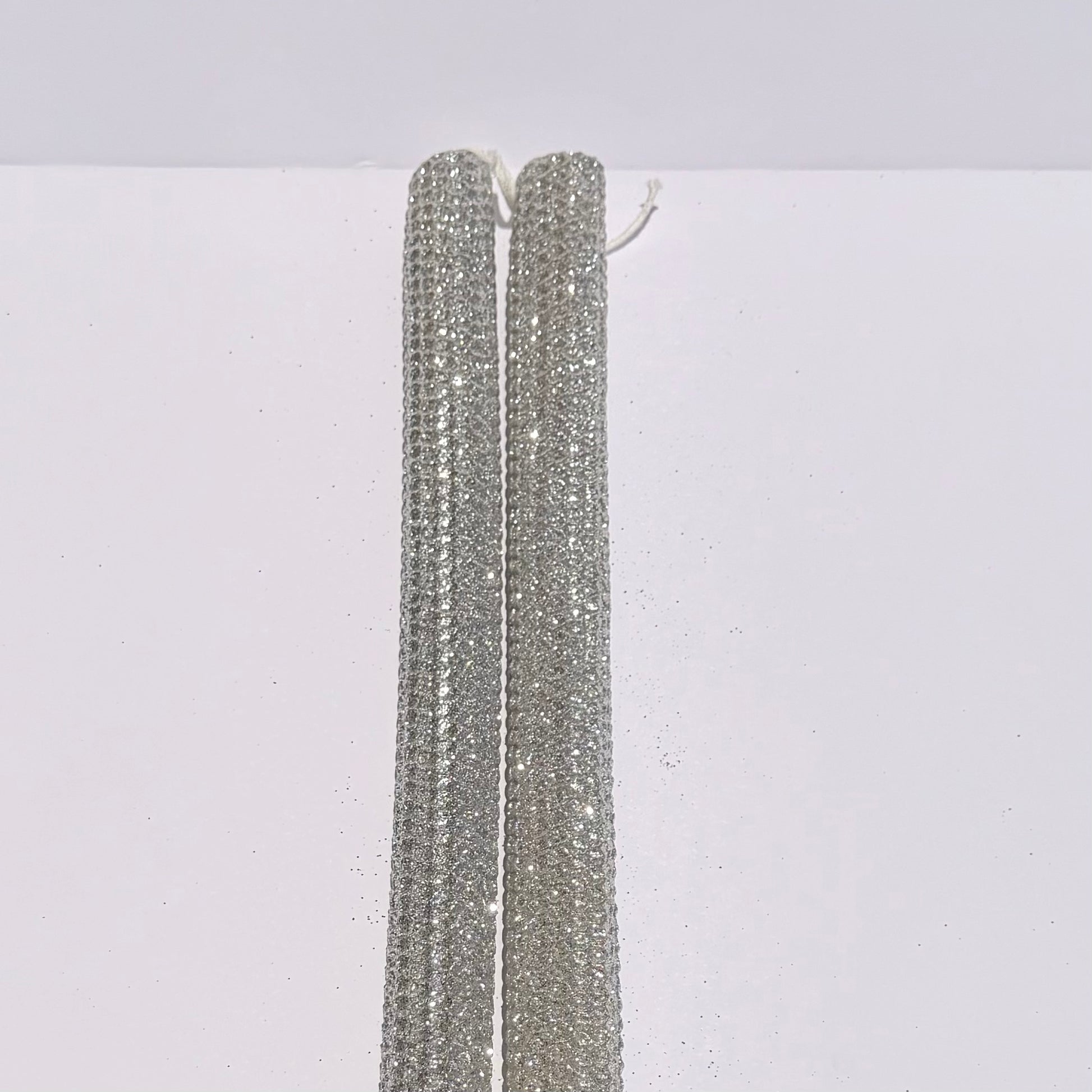 Our bright silver metallic glitter radiates a bold, mirror-like silver, fully enveloped in a dazzling metallic finish-infusing your space with a bright, modern glamour that captures every glimmer of light.