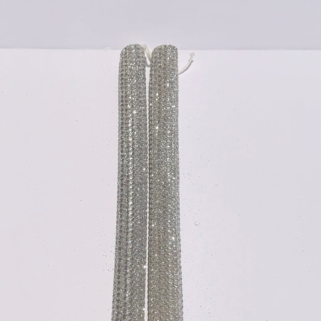 Our bright silver metallic glitter radiates a bold, mirror-like silver, fully enveloped in a dazzling metallic finish-infusing your space with a bright, modern glamour that captures every glimmer of light.