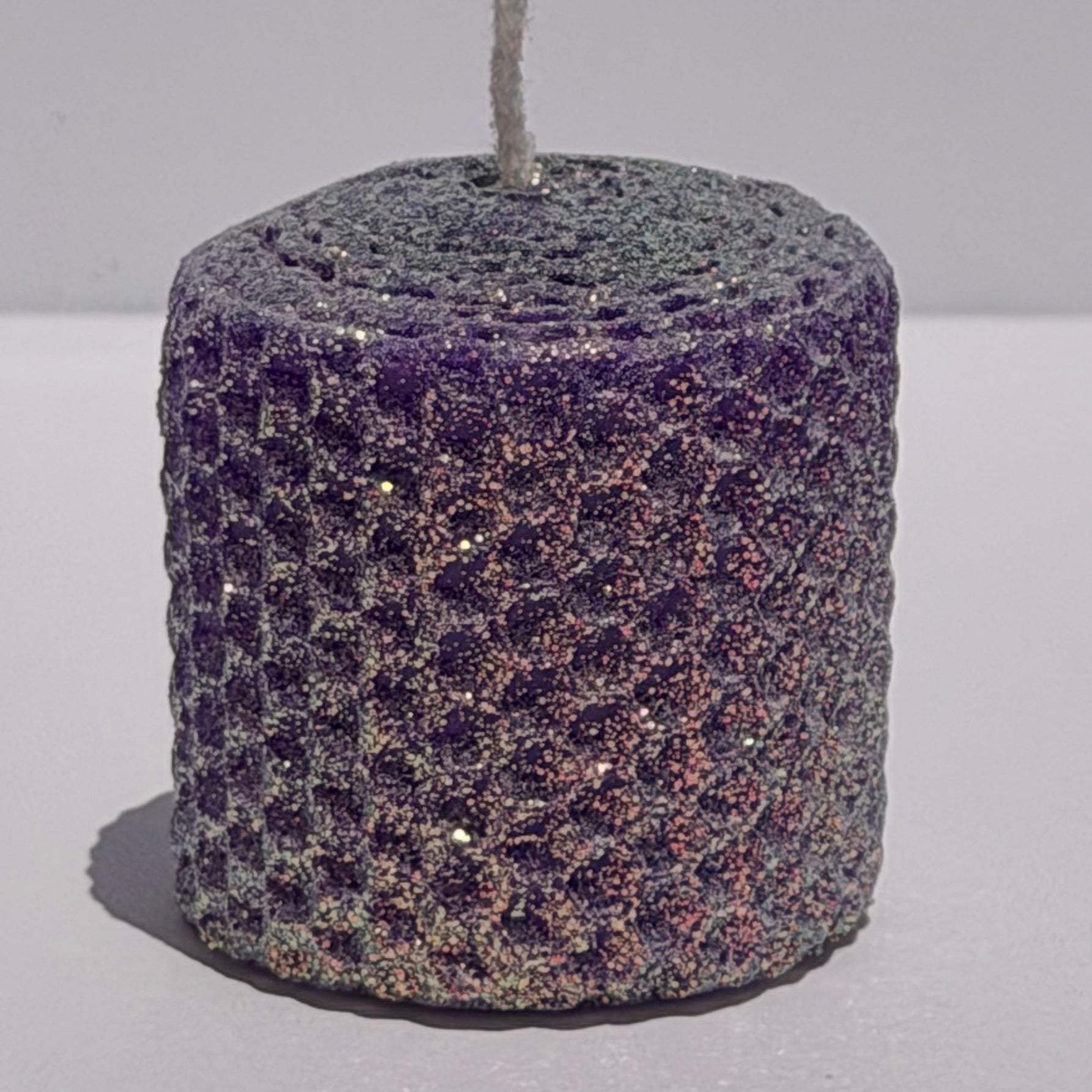 Our purple classic glitter is wrapped in a luminous opalescent glitter with a golden undertone-its rich, regal purple radiates a quiet luxury, enhanced by a sparkling, ethereal glow-perfect for a calming, elegant ambiance.