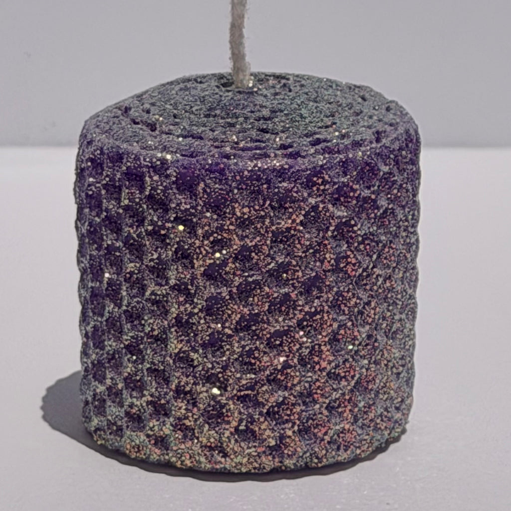 Our purple classic glitter is wrapped in a luminous opalescent glitter with a golden undertone-its rich, regal purple radiates a quiet luxury, enhanced by a sparkling, ethereal glow-perfect for a calming, elegant ambiance.