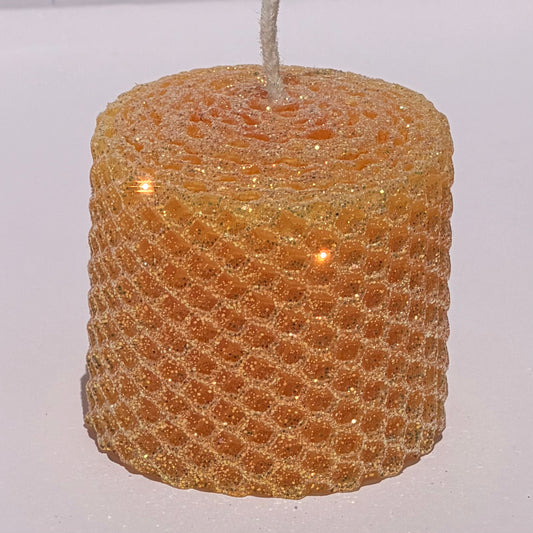 Celebrate the lightness of spring and summer with our Apricot Limited Edition Candle. Hand-rolled from natural beeswax in a soft, pale orange, this candle is adorned with a delicate dusting of our classic iridescent glitter with a golden undertone. Natural and elegant, it brings a subtle shimmer and a serene glow to any evening or event.