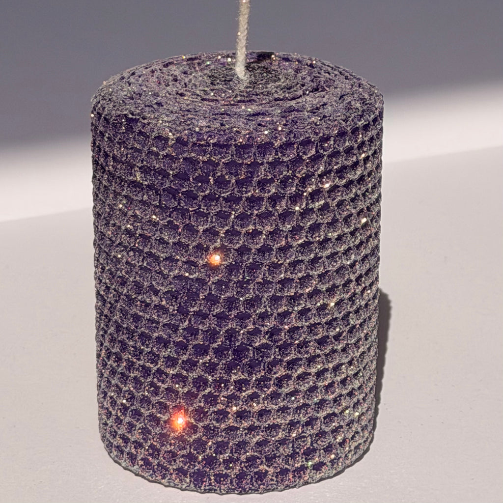 Our purple classic glitter is wrapped in a luminous opalescent glitter with a golden undertone-its rich, regal purple radiates a quiet luxury, enhanced by a sparkling, ethereal glow-perfect for a calming, elegant ambiance.