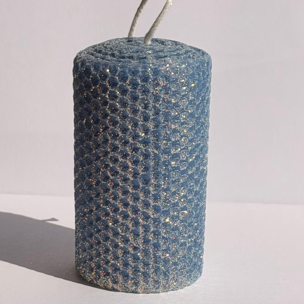Our denim blue classic glitter exudes a deep, timeless blue, wrapped in an opalescent glitter with a golden undertone-evoking the classic comfort of denim with a sparkling, elegant twist.