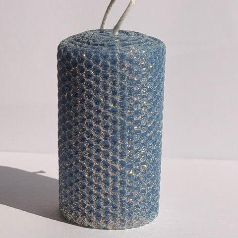 Our denim blue classic glitter exudes a deep, timeless blue, wrapped in an opalescent glitter with a golden undertone-evoking the classic comfort of denim with a sparkling, elegant twist.