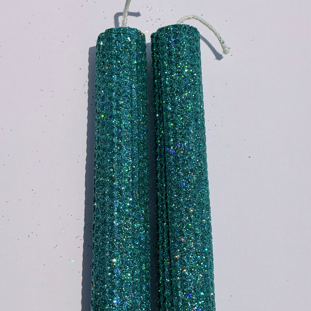 Our seafoam iridescent metallic glitter envelops a soft, oceanic green in a shimmering iridescent metallic finish-infusing your space with a tranquil, sparkling glow like ocean waves.