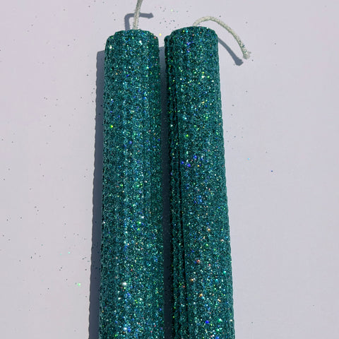 Our seafoam iridescent metallic glitter envelops a soft, oceanic green in a shimmering iridescent metallic finish-infusing your space with a tranquil, sparkling glow like ocean waves.