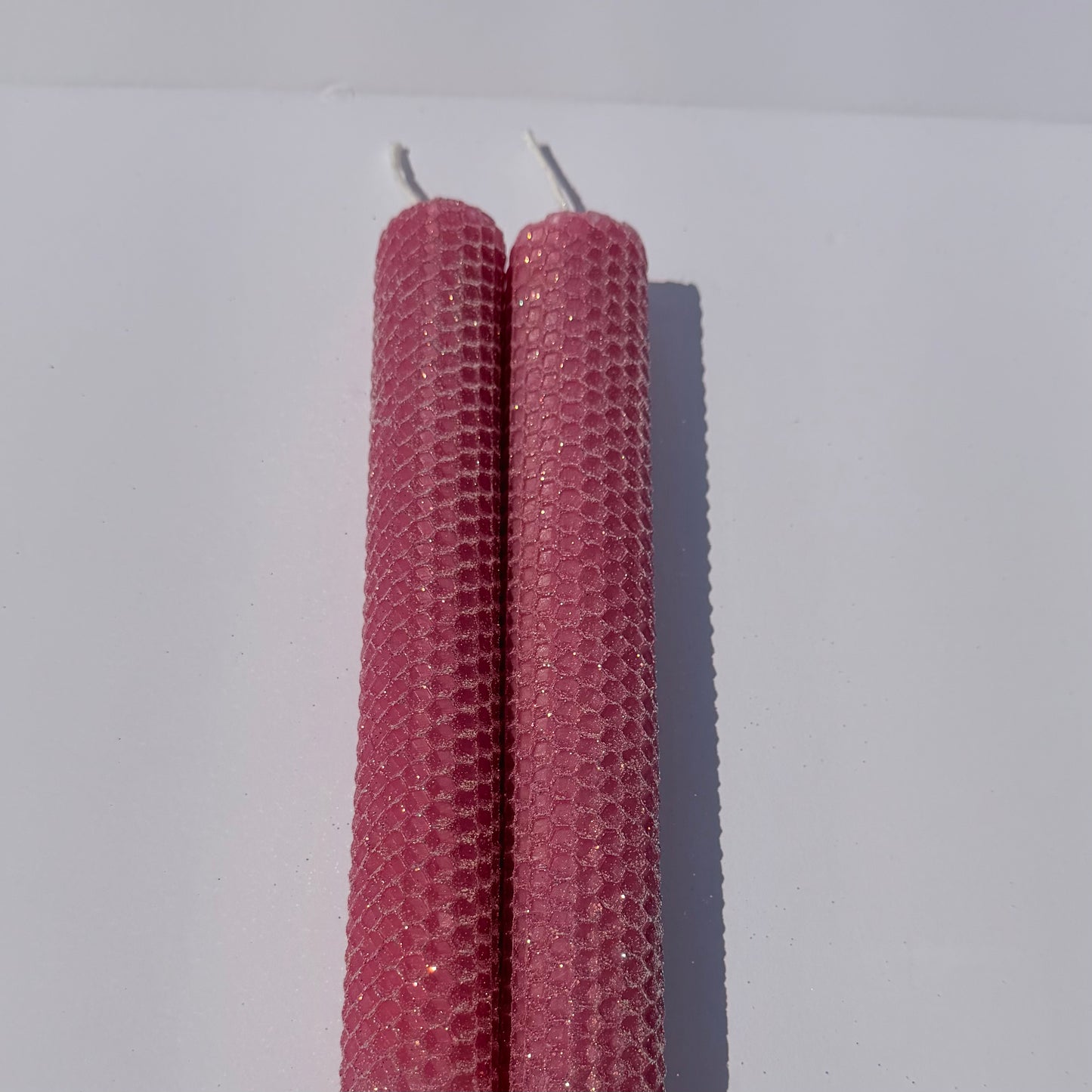 Our rose classic glitter radiates a deep, romantic pink, wrapped in opalescent glitter with a gold undertone, bringing a lush, festive sparkle that feels both warm and elegant.