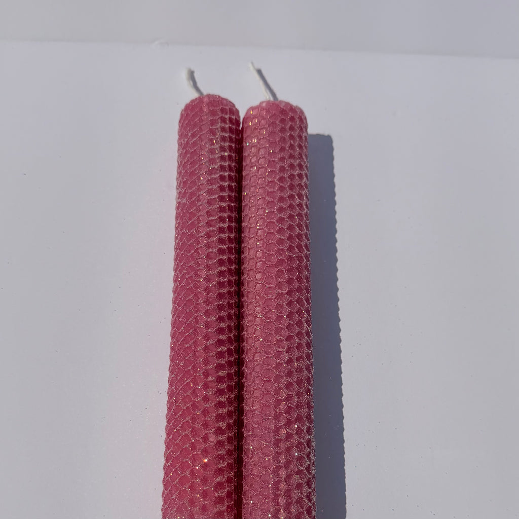 Our rose classic glitter radiates a deep, romantic pink, wrapped in opalescent glitter with a gold undertone, bringing a lush, festive sparkle that feels both warm and elegant.