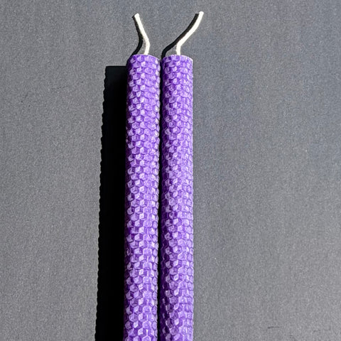 Our purple natural beeswax candle exudes a rich, royal depth, with a tranquil violet hue that evokes a sense of mystery and opulence-perfect for a serene, elegant ambiance.