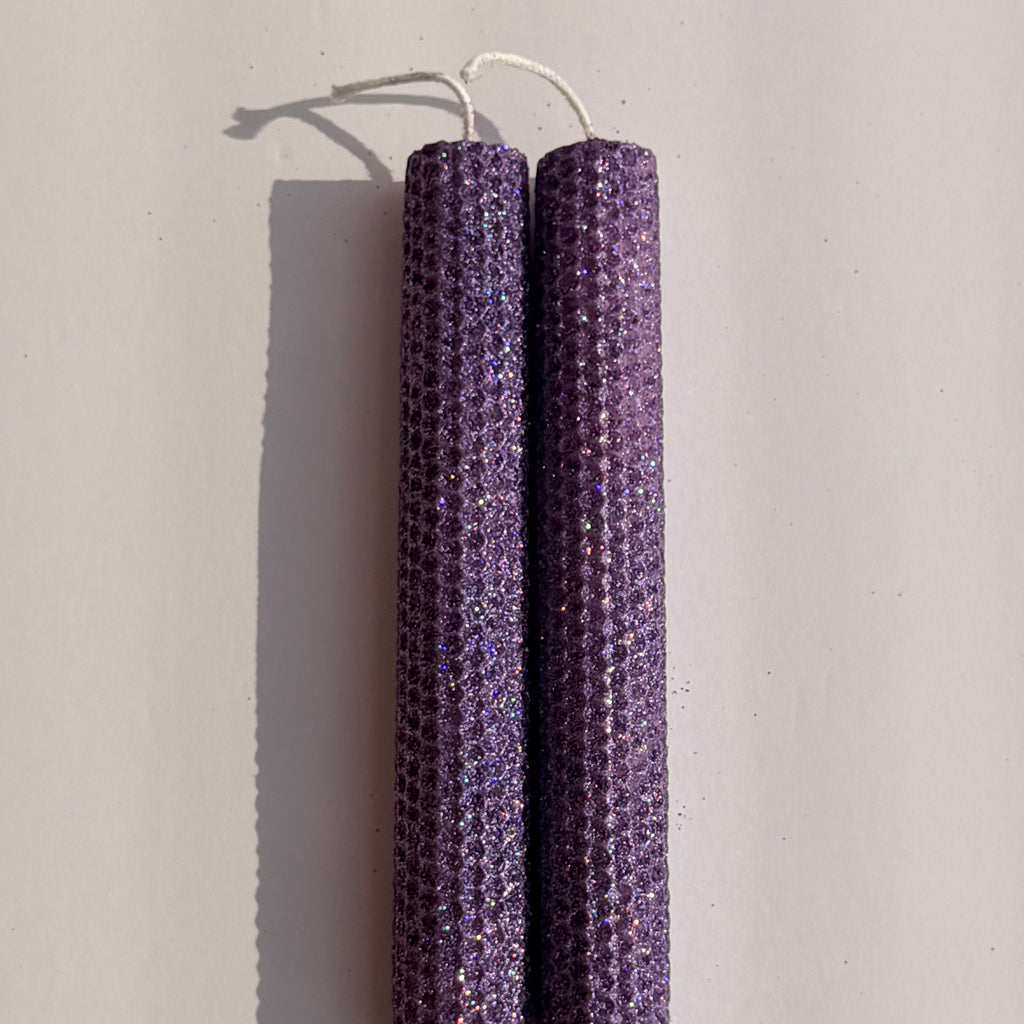 Our lilac iridescent metallic glitter envelops a soft, tonal lilac wax in a luminous, heavy metallic glitter-infusing your space with a radiant, multidimensional shimmer that feels both ethereal and mesmerizing.