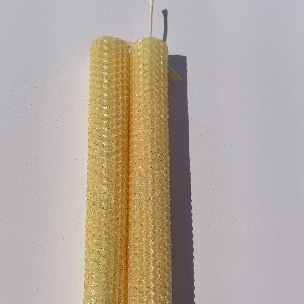 Our butter classic glitter radiates a soft, creamy yellow, wrapped in opalescent glitter with a golden undertone-bringing a warm, delicate glow that feels both classic and comforting.
